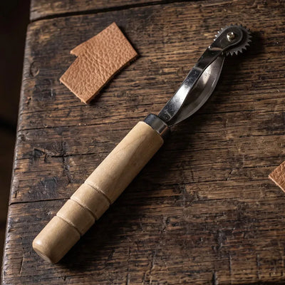 Jednoduché kolečko na značení stehu s dřevěnou rukojetí – CraftPoint